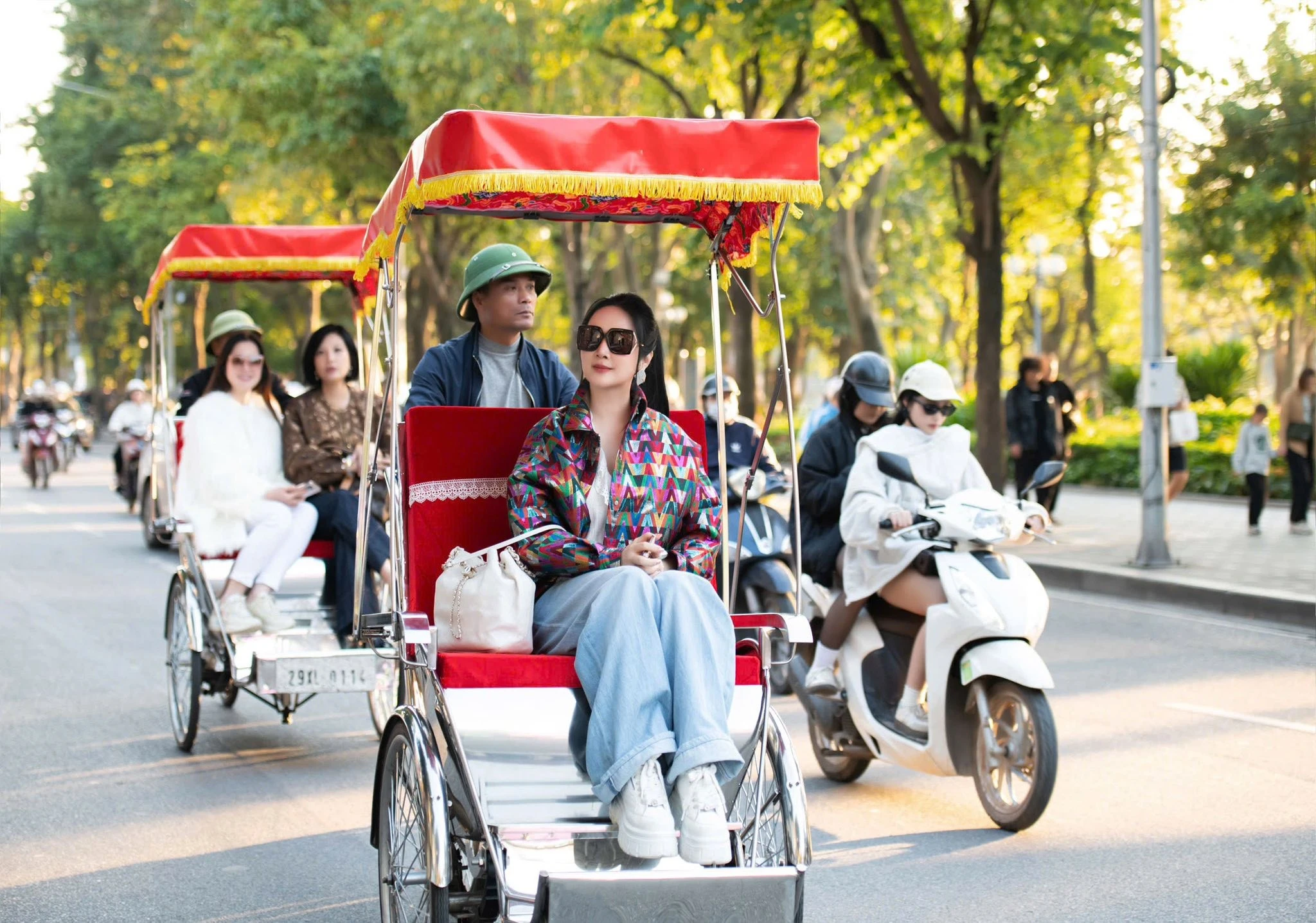 View - Hoa hậu Đền Hùng 1992 khoe sắc vóc miễn chê khi xuống phố đón gió đầu mùa | Báo Tri thức và Cuộc sống - TIN TỨC PHỔ BIẾN KIẾN THỨC 24H