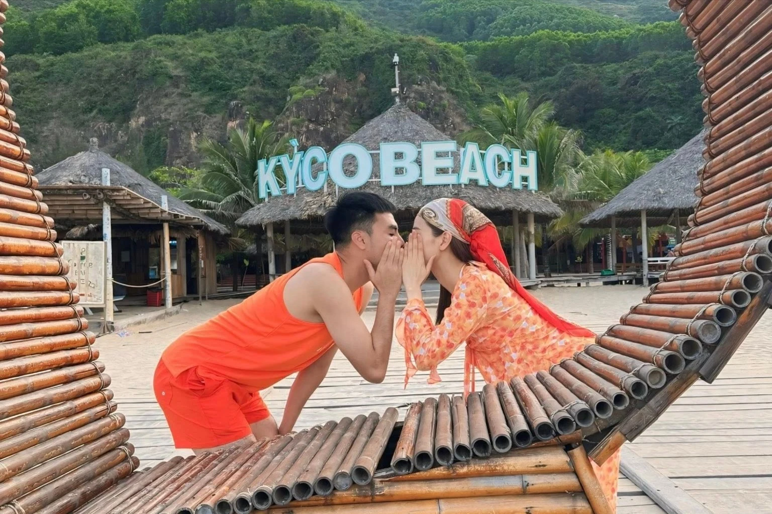 Đỏ mặt với hành động của MC Mù Tạt và bạn trai