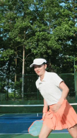 Cụ thể, đoạn clip ghi lại khoảnh khắc Ánh Viên "tập làm quen" với pickleball nhanh chóng thu hút sự chú ý. Lúc mới tập, cựu vận động viên bơi lội có phần lúng túng, di chuyển và đỡ bóng còn hơi vụng về, cú vung vợt chưa thật chắc tay.