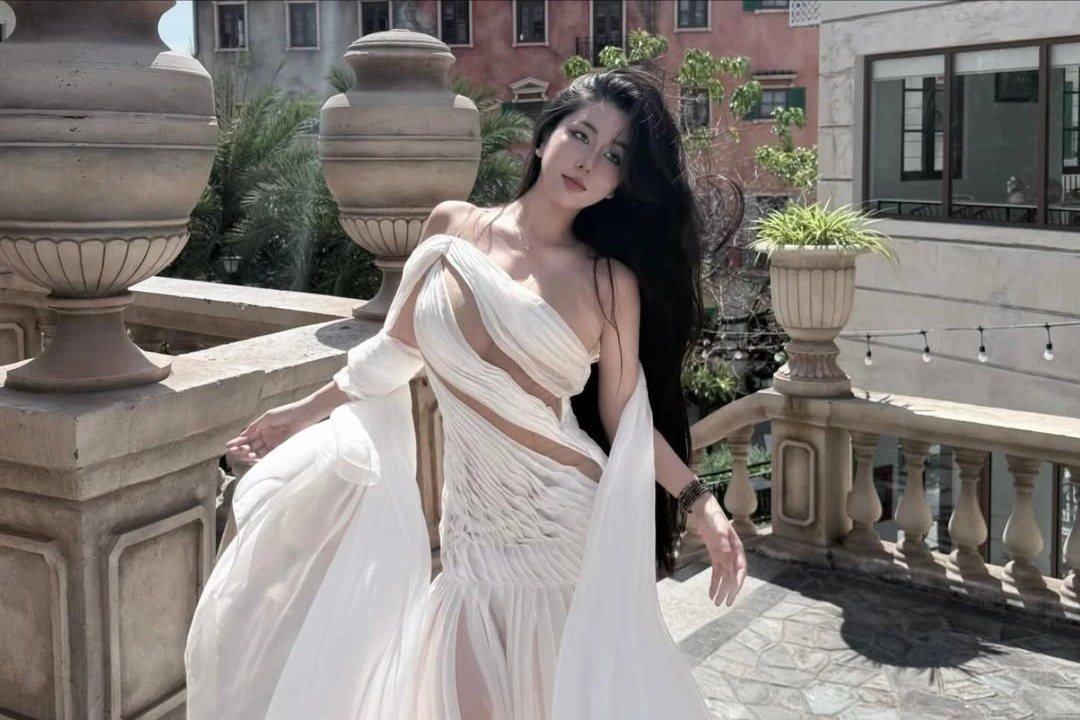 “Đệ nhất hot girl Sài thành” Võ Ngọc Trân khoe body giữa không gian cổ kính