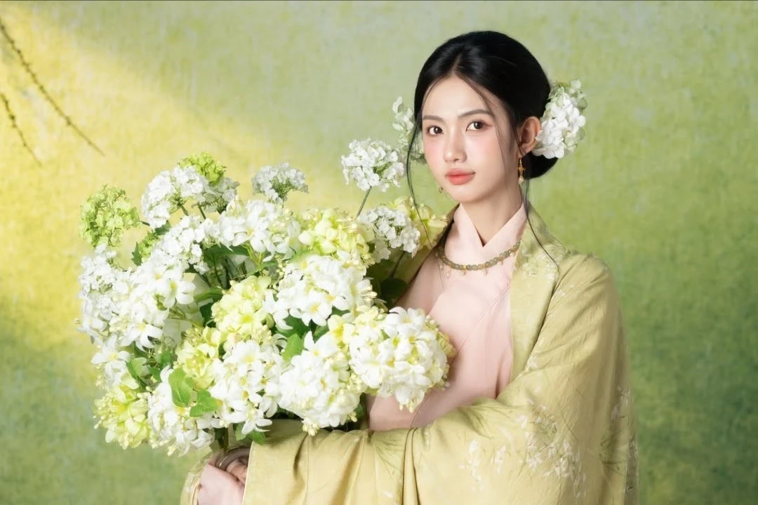 Nữ tiếp viên hàng không Gabriella Bùi diện Việt phục cực xinh đẹp