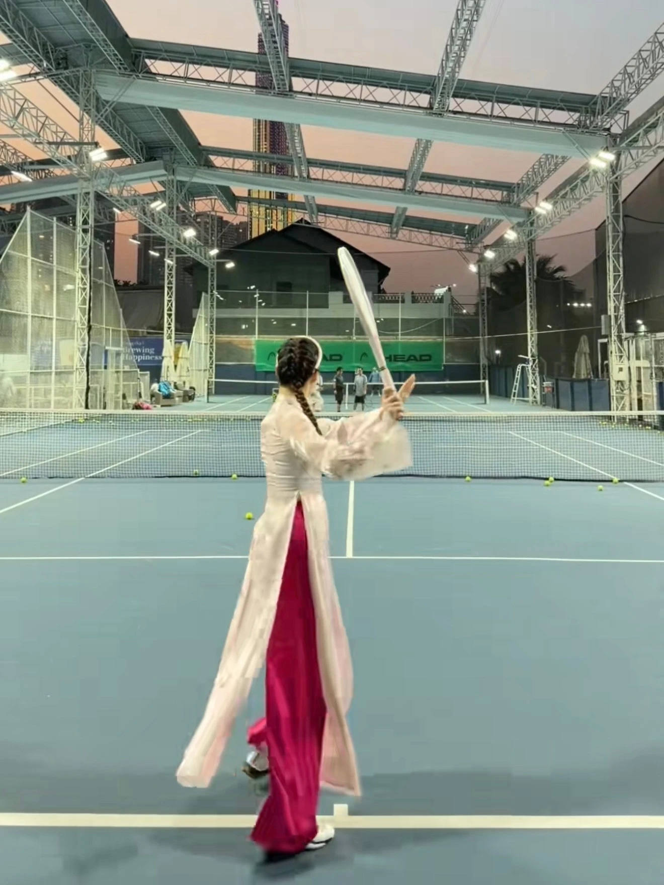 Hoa hậu Lương Thùy Linh gây chú ý khi diện áo dài ra sân tennis