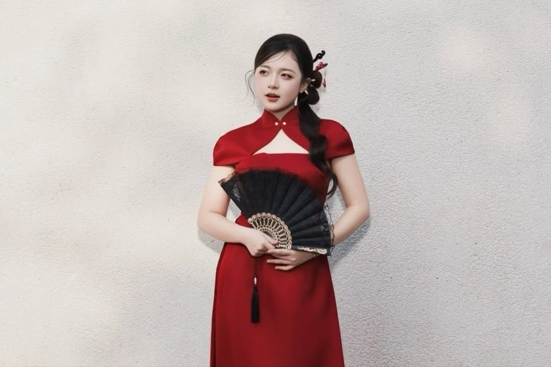 MC Vũ Phương Thảo khoe sắc vóc trong áo dài cách tân