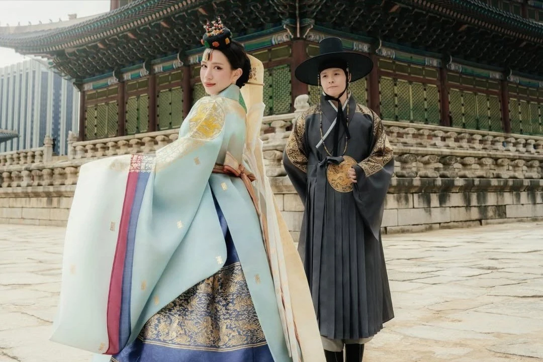 Vợ chồng Joyce Phạm khoe ảnh cổ trang tại Hàn Quốc, visual chuẩn “hoàng tộc”