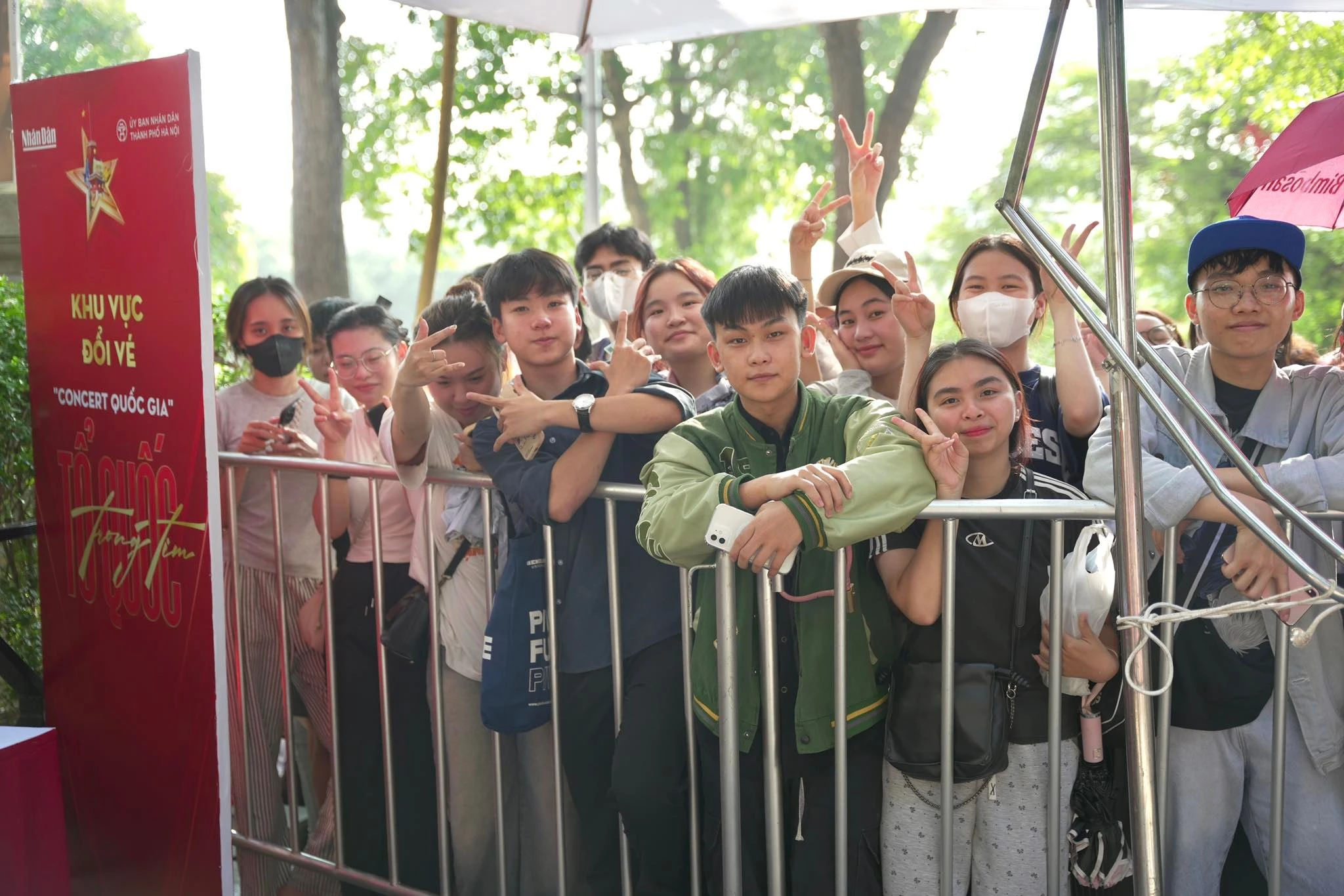Hàng dài người xếp hàng đổi vé concert Quốc gia do báo Nhân Dân tổ chức