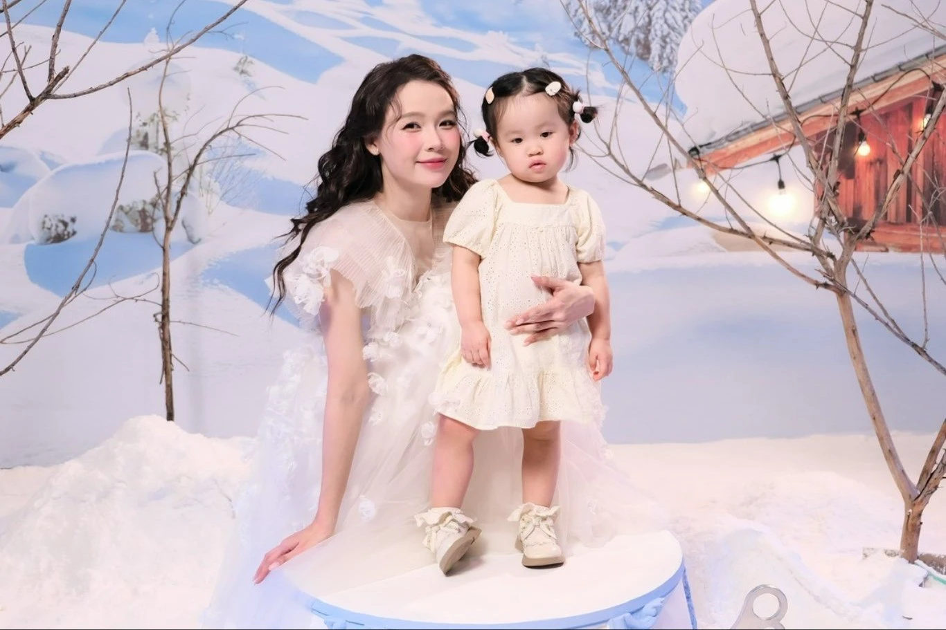 Hot girl Sam khoe nhan sắc “mẹ bỉm” gây chú ý