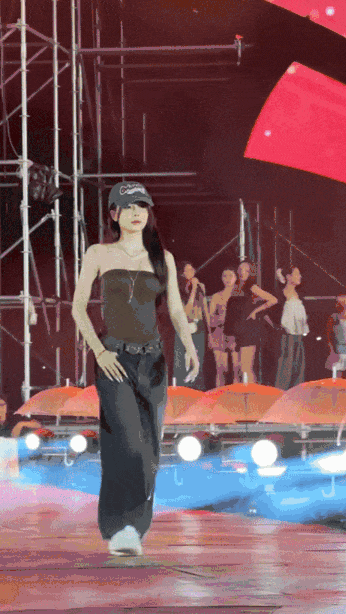Mới đây, Hà Môi gây tranh cãi khi đi catwalk tại một sự kiện thời trang tổ chức ở Bắc Giang (cũ), nay là Bắc Ninh. Trong các clip tập dượt cho sự kiện của Hà Môi, cư dân mạng để lại nhiều bình luận không đồng tình.