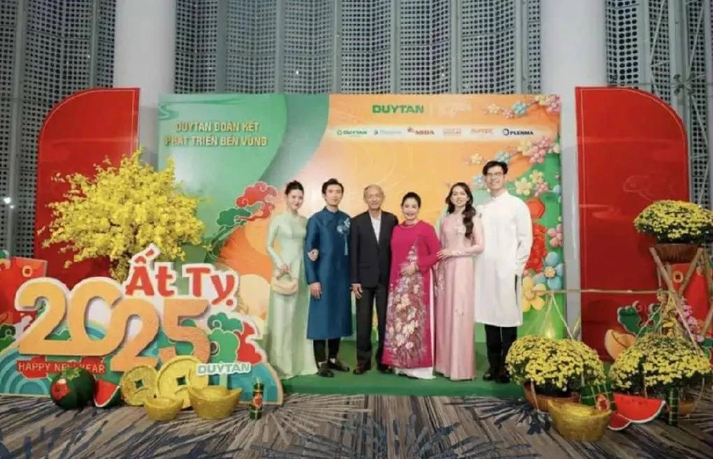 'Nữ giảng viên hot nhất cõi mạng' Midu lần đầu lộ ảnh với gia đình chồng