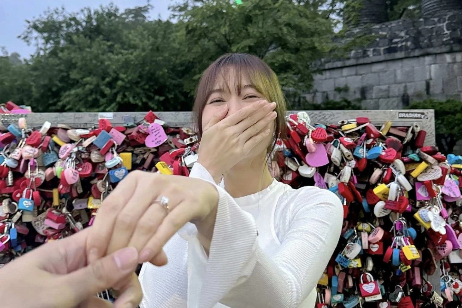 Hot girl Nhung Gumiho cười rạng rỡ khi được bạn trai cầu hôn