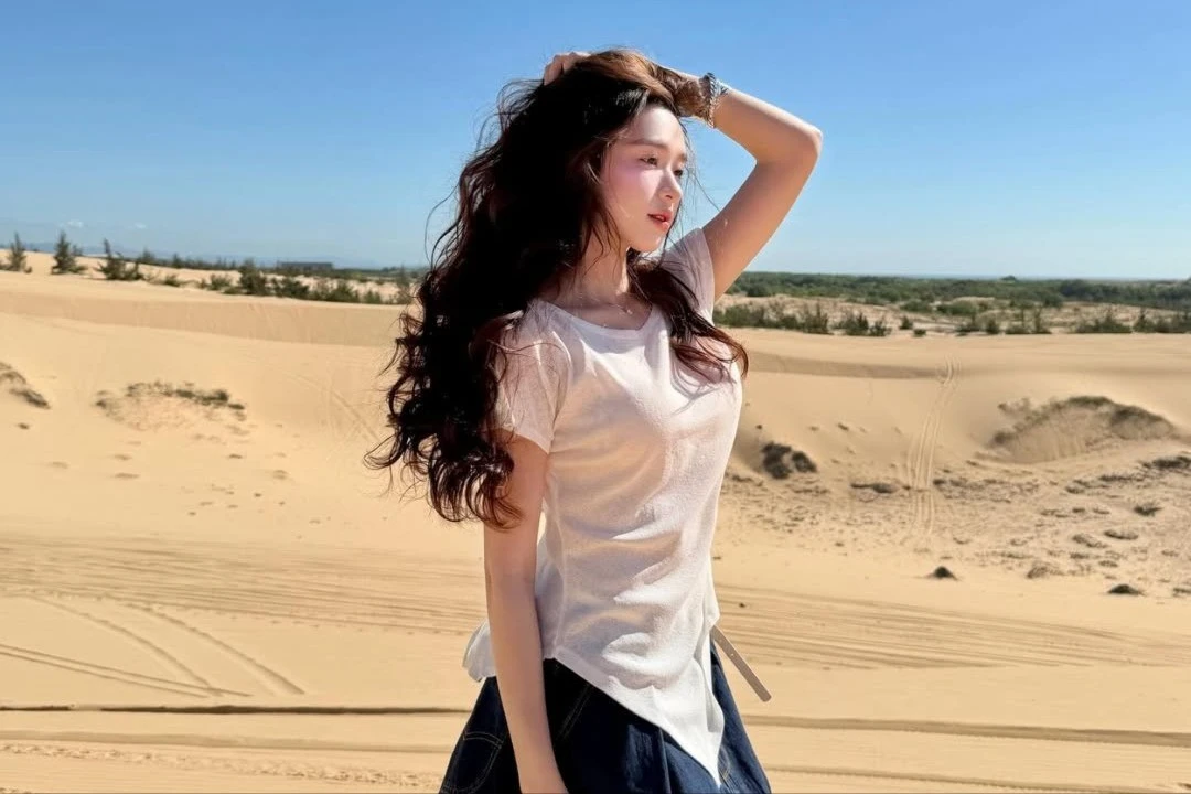 Hot girl Điện Biên Karty Chang khoe ảnh du lịch đồi cát đẹp mê mẩn