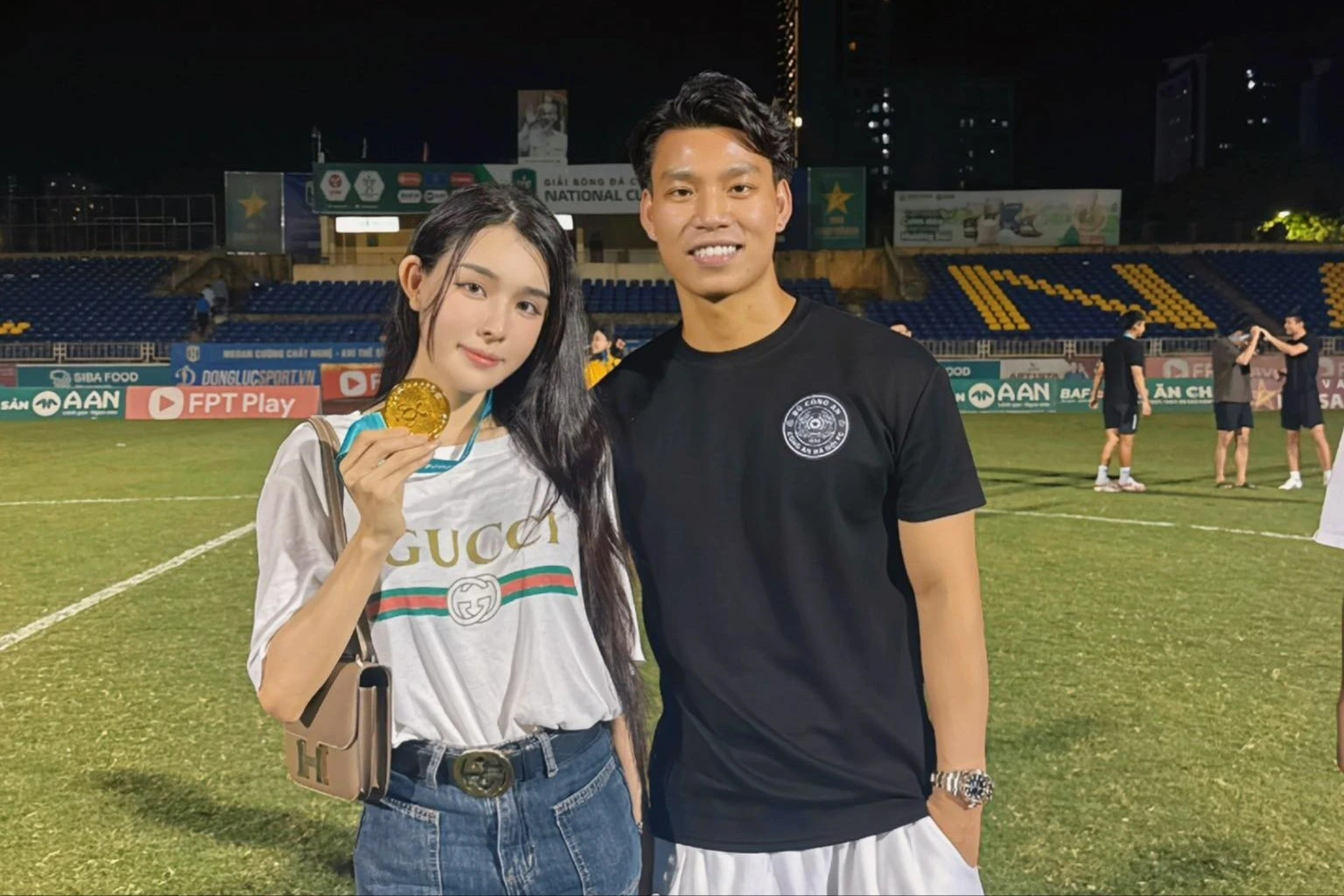 Trần Bích Hạnh "xả suộc" bên bạn trai cầu thủ ĐT Việt Nam