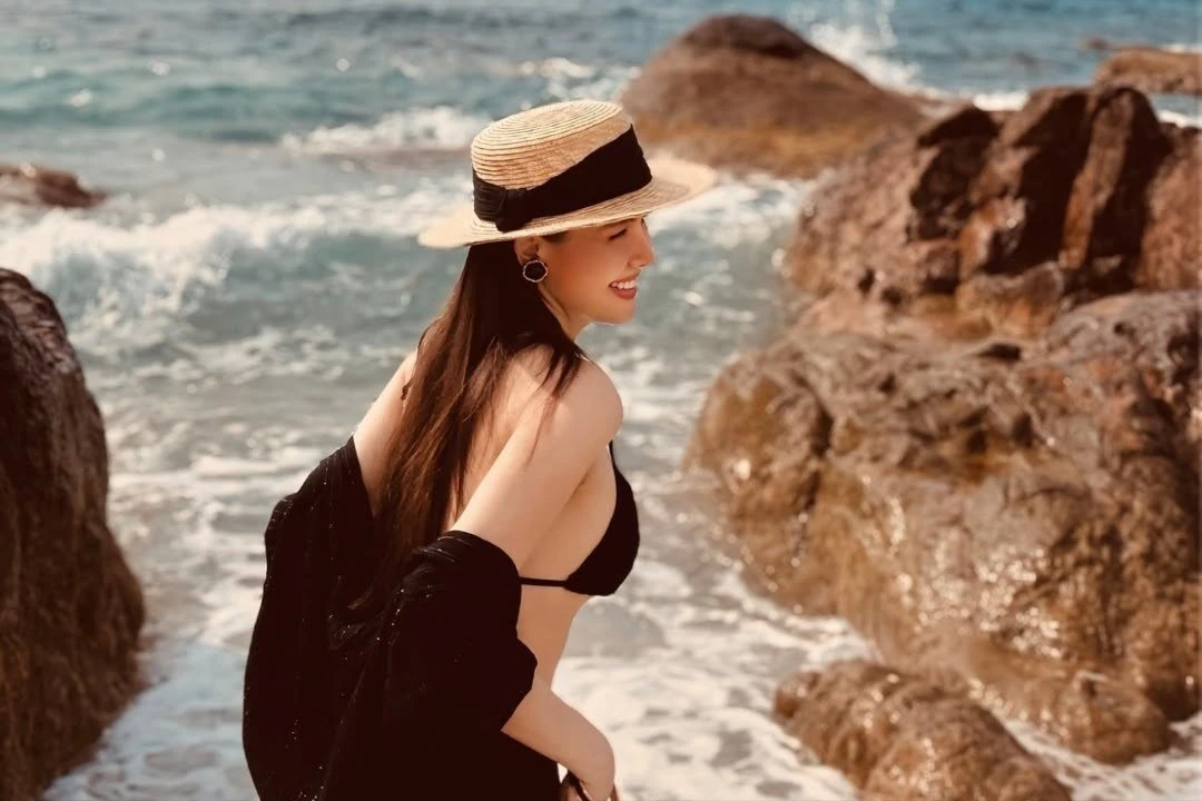 Hot mom Phanh Lee khoe dáng cực phẩm trong chuyến đi biển