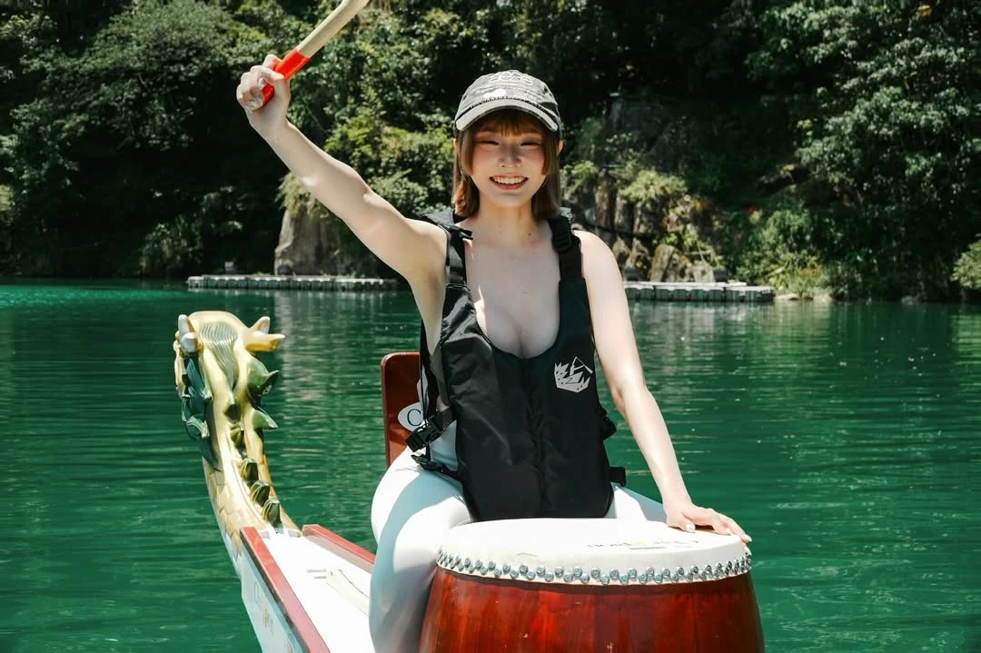 Hot girl gây sốt tại lễ hội đua thuyền, danh tính quen thuộc