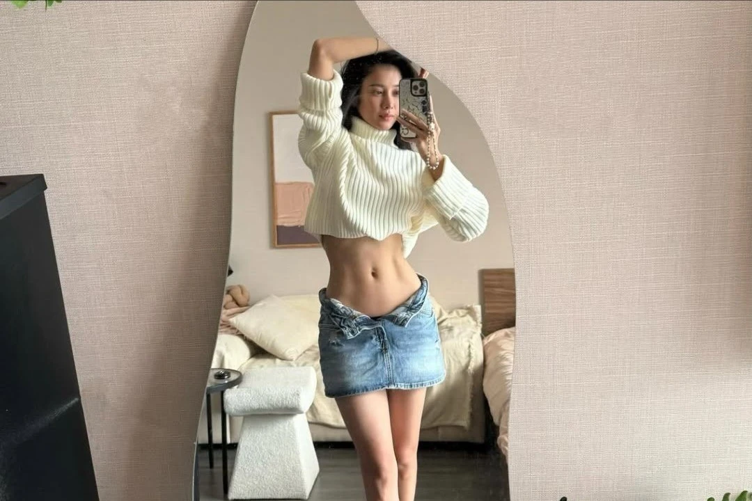 Gái xinh 'vũ trụ phim VFC' vén áo khoe cơ bụng trước gương miễn chê