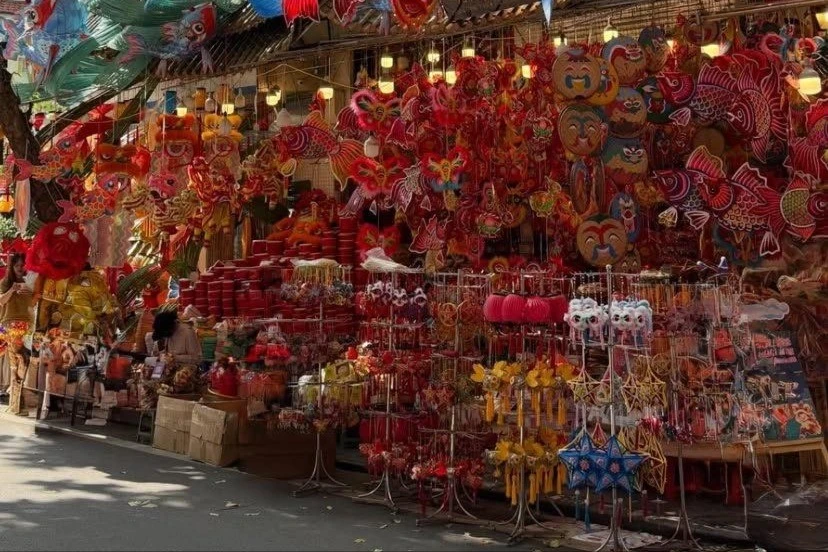 Phố Hàng Mã 'thủ phủ' sắc màu Trung thu Hà Nội