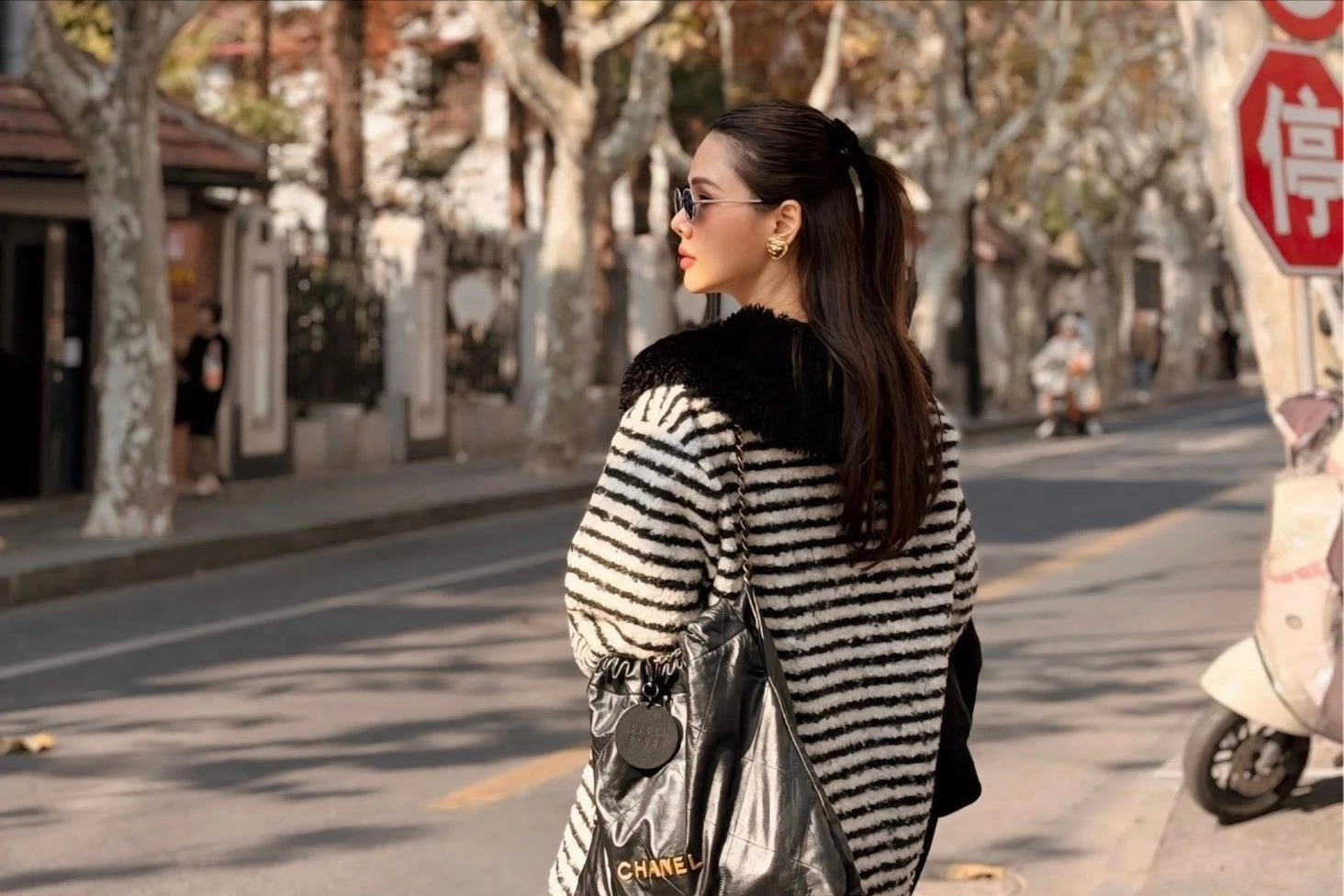 Hot mom Phanh Lee khoe dáng “siêu cấp” giữa lòng Thượng Hải