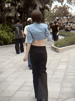 Điểm nhấn của clip nằm ở khoảnh khắc LyLy bất chợt quay đầu nhìn lại, ánh mắt chạm ống kính trong tích tắc rồi tiếp tục bước đi.