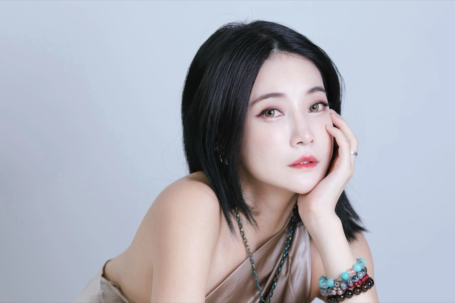 Nữ YouTuber gợi cảm chia sẻ góc khuất trong 'quá khứ đen'