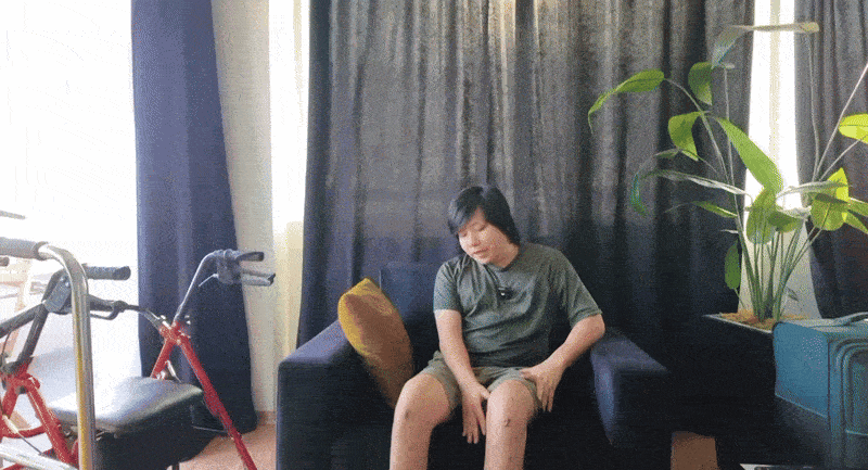 Việc kéo chân sẽ giúp cơ thể nam Youtuber trông cân đối và đẹp hơn, giúp khắc phục khuyết điểm "lưng dài, chân ngắn".