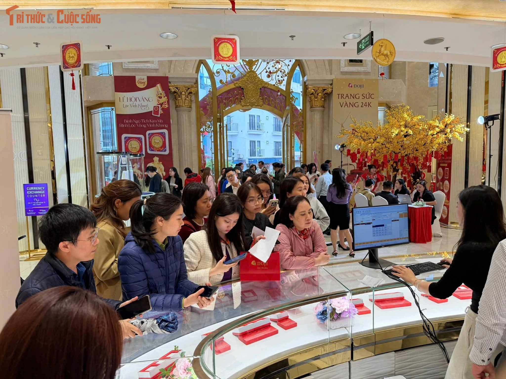 Dòng người Hà Nội xếp hàng mua vàng chiều sát ngày vía Thần Tài 2026