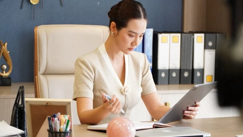 Huyền Lizzie mặc đồ công sở đẹp khiến hội chị em học hỏi