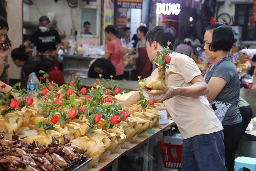 Người dân Hà Nội hối hả đi chợ Rằm tháng 7 từ sáng tinh mơ