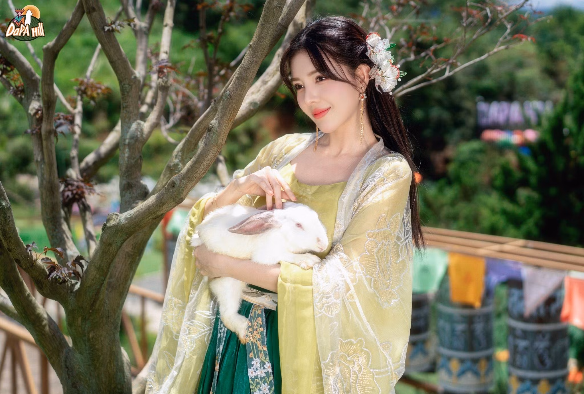 Lilly Luta hóa thân thành 'chị Hằng' khoe nhan sắc ngọt ngào