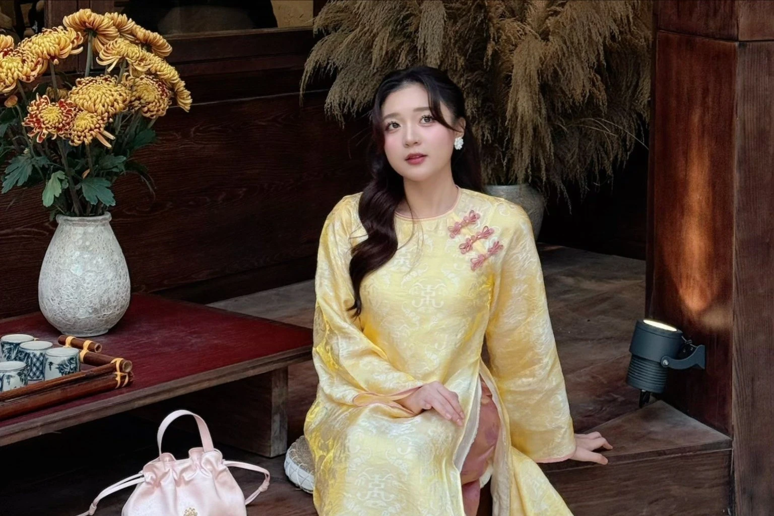 MC Phương Thảo duyên dáng trong tà áo dài, rạng rỡ sẵn sàng đón Tết