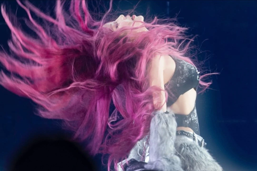 “Chị đẹp” Trang Pháp cháy trên sân khấu, body khiến khán giả khó rời mắt