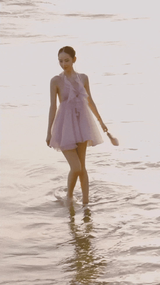 Cuộc sống của Hương Liên cũng có nhiều thay đổi, thường xuyên khoe đồ hiệu, những chuyến vi vu đáng ngưỡng mộ.