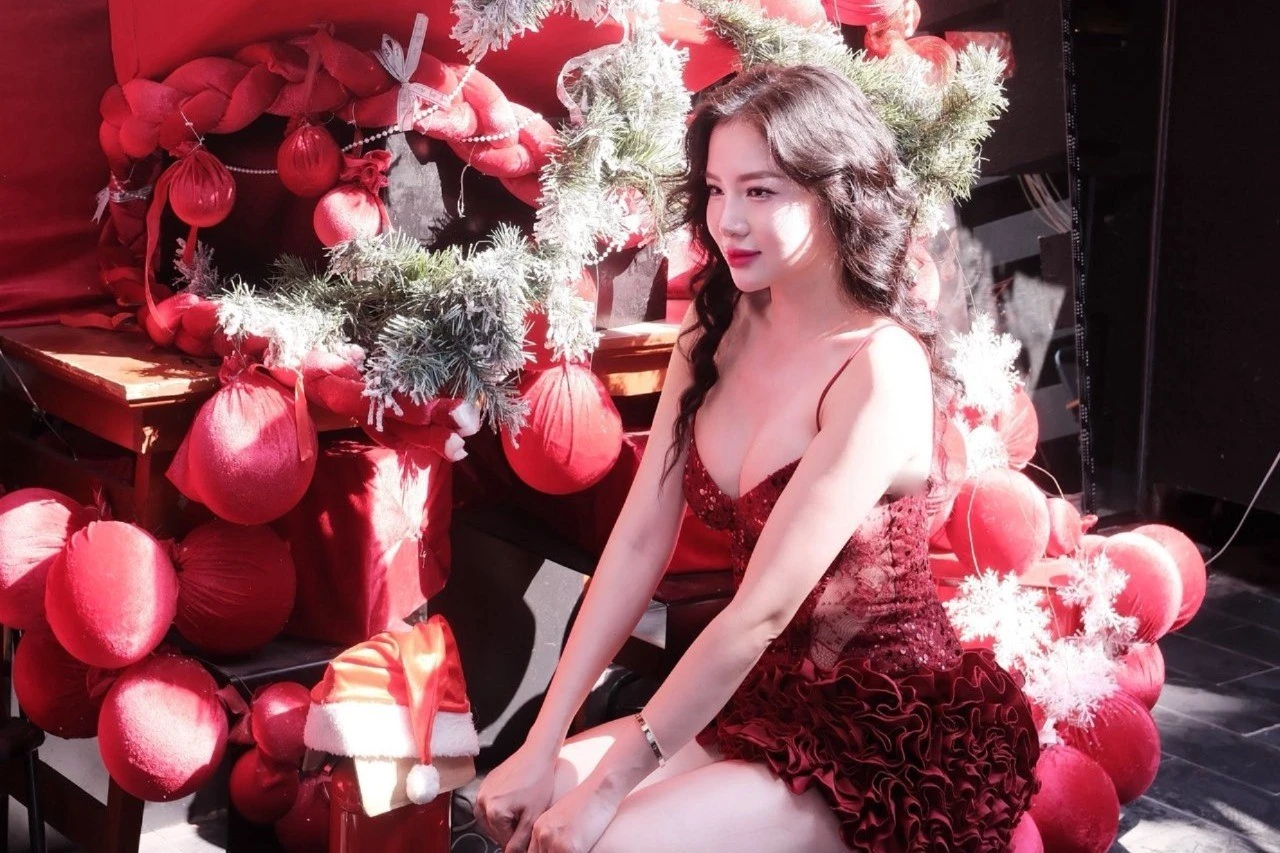 Nữ y tá mê chạy bộ Loan Barbie khoe ảnh Giáng sinh cực quyến rũ