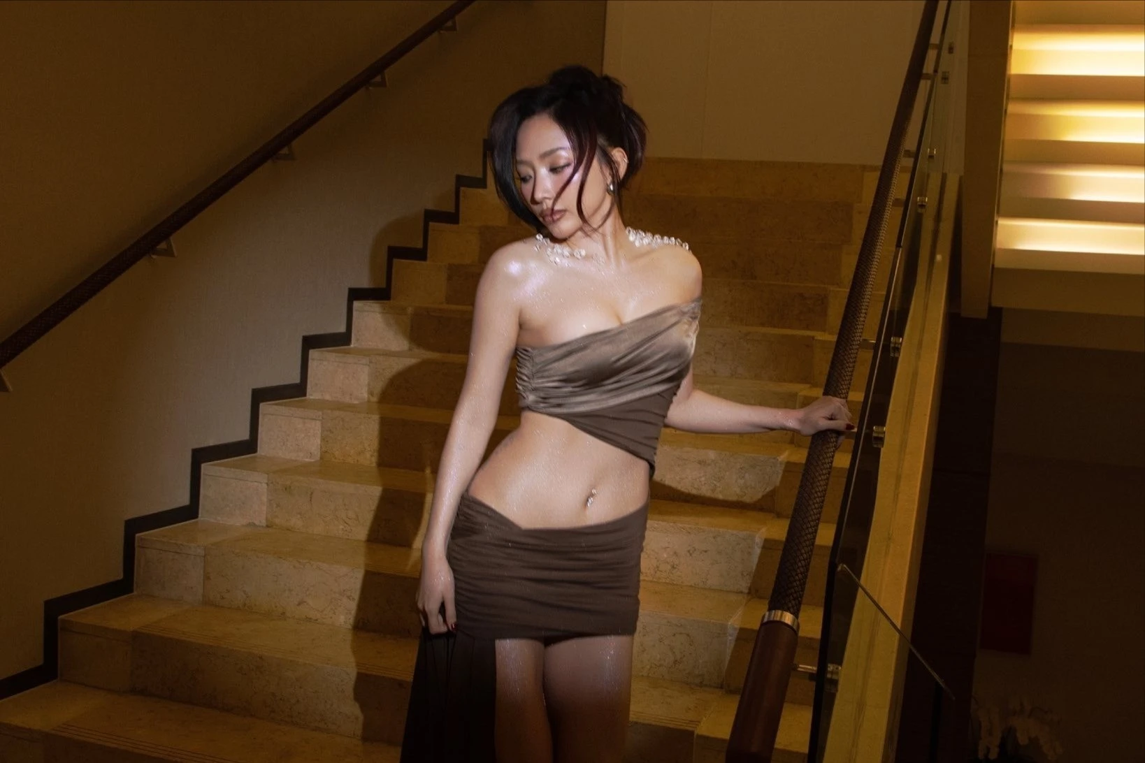 Tóc Tiên khoe vai trần thon thả và vòng eo săn chắc nuột nà