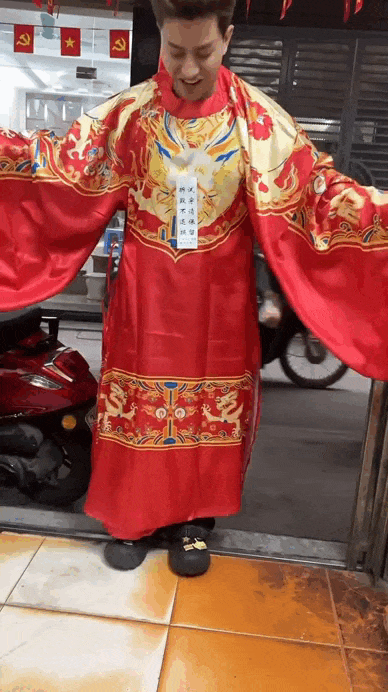 Thiết kế hình rồng với biểu cảm hoảng hốt, được in chính giữa áo dài.