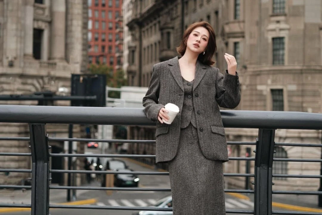 Hot girl Trương Hoàng Mai Anh khoe nhan sắc sang chảnh tại bến Thượng Hải