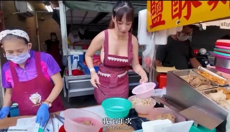 Đứng bán gà rán ngoài chợ, hot girl mặc tạp dề bỗng nổi như cồn