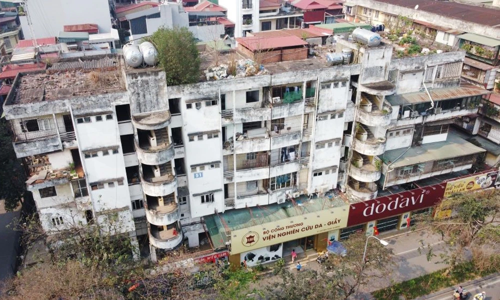 Chung cư cũ cấp độ D ở phố Huỳnh Thúc Kháng được quây tôn chuẩn bị cải tạo