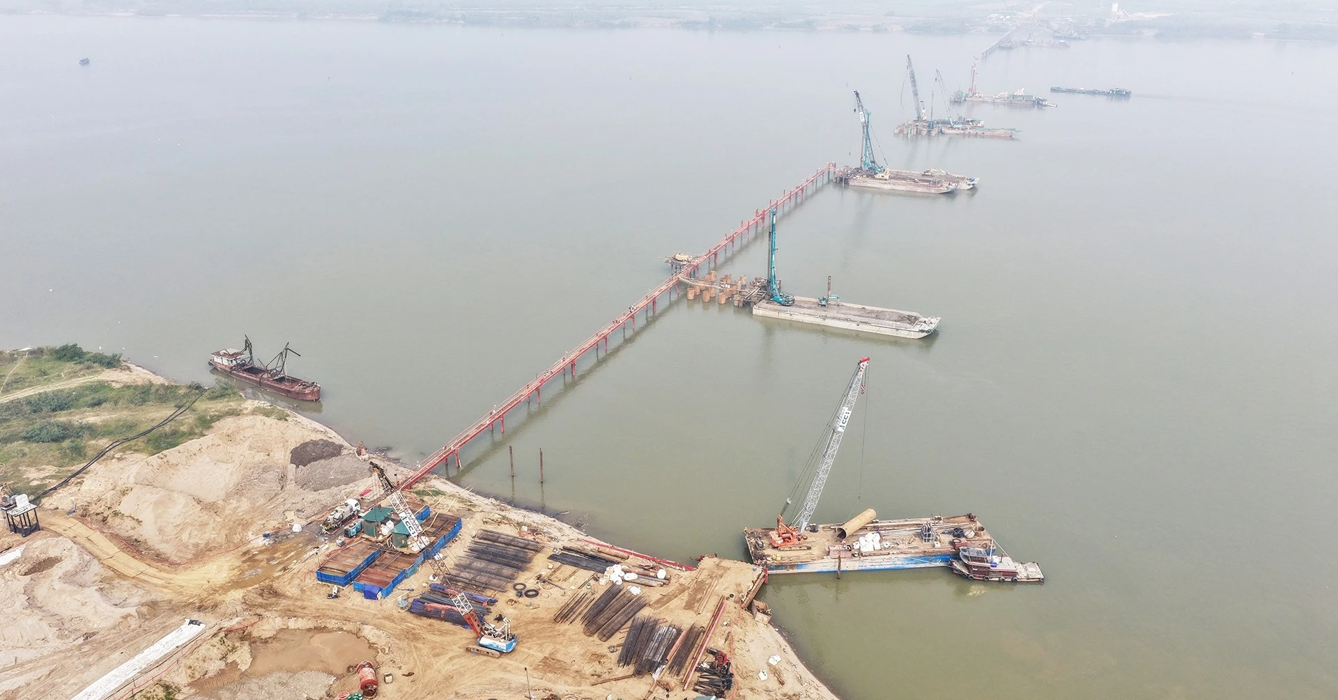 Cận cảnh công trường cầu vượt sông Hồng trị giá gần 10.000 tỷ đồng