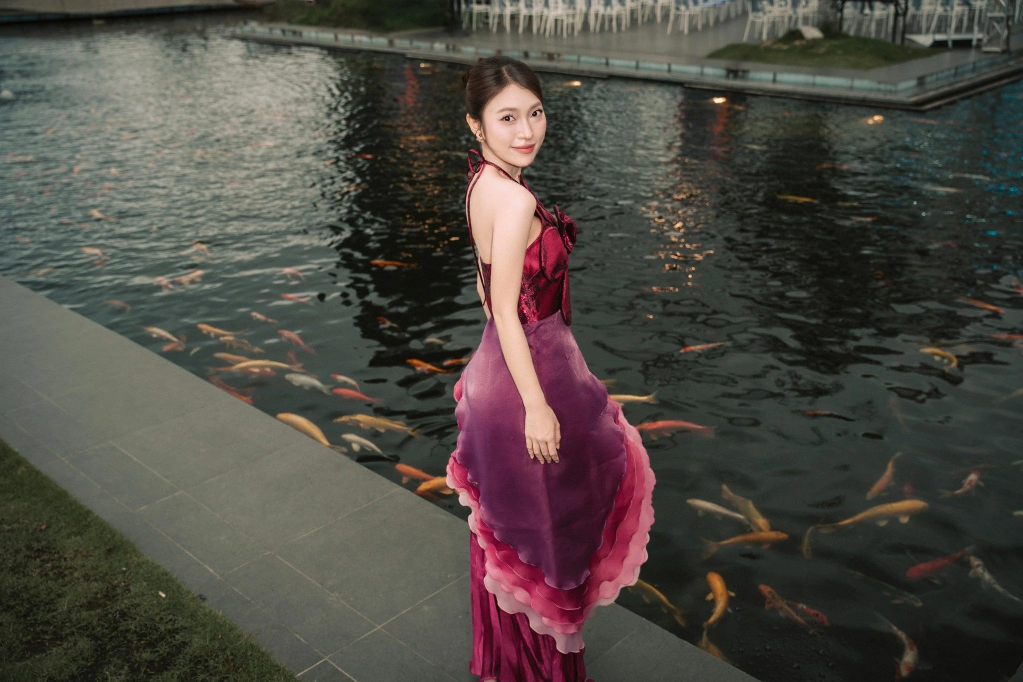 MC Khánh Vy "đốn tim" fan với bờ vai trần nõn nà, gợi cảm bất ngờ