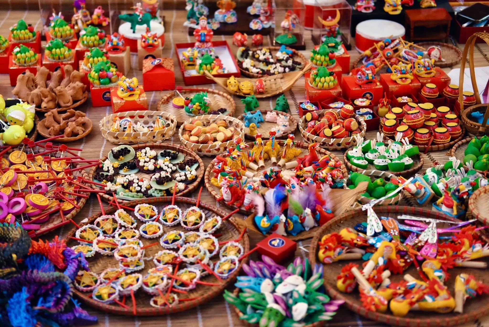 Dạo quanh Hàng Mã mùa Trung thu cả tuổi thơ ùa về trên những mẹt tò he