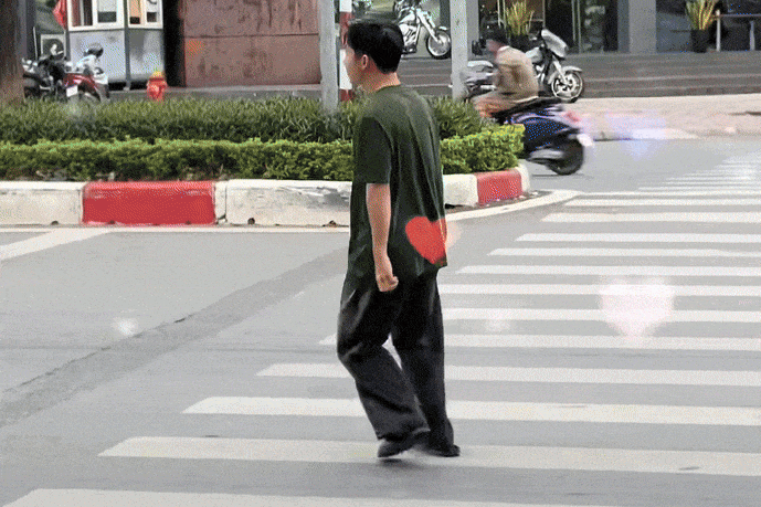 Ngày 24/10, TikToker Bách Khỉ khiến nhiều người khó hiểu khi đăng tải một video dài 10 giây quay giữa đường phố, được cho tại khu vực Long Biên, Hà Nội.