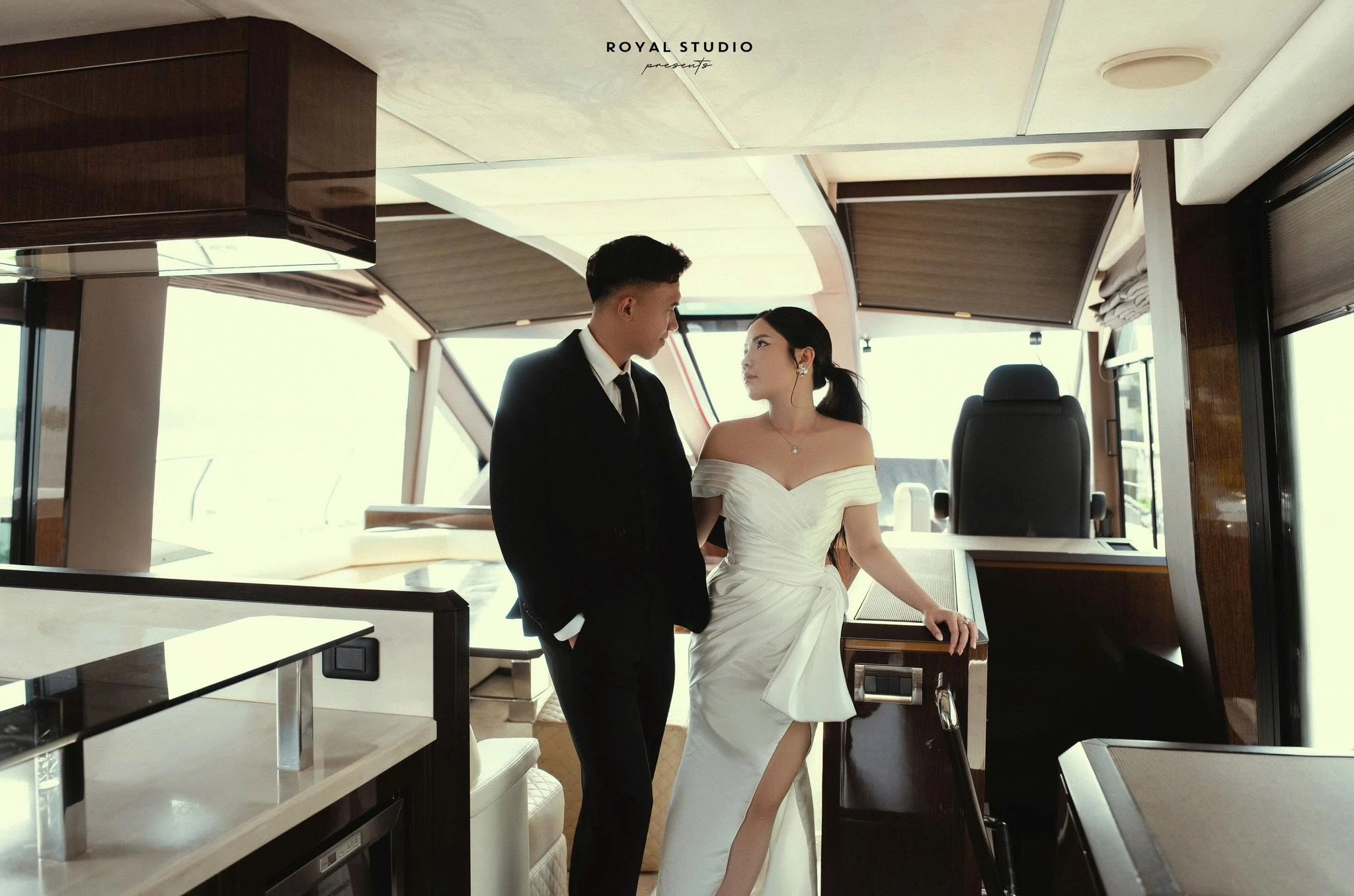 View - Tiền vệ tuyển Việt Nam và cô chủ tiệm vàng khoe ảnh cưới trên du thuyền | Báo Tri thức và Cuộc sống - TIN TỨC PHỔ BIẾN KIẾN THỨC 24H