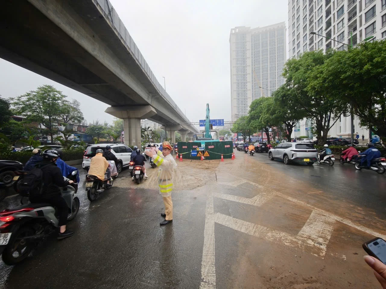 CSGT Hà Nội chủ động phân luồng tại các khu vực thi công chống ngập Thủ đô