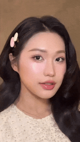 Những lời mỉa mai này nhanh chóng lan truyền trên mạng xã hội và khiến dân mạng chia làm hai luồng ý kiến: một bên bênh vực Hải My, cho rằng cô vốn xinh đẹp từ xưa đến nay, một bên lại hùa theo với những bình luận tiêu cực.