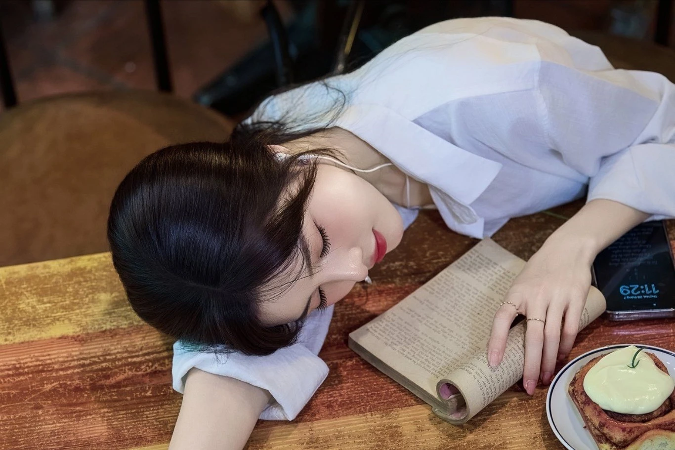 Lilly Luta gây "thương nhớ" với vẻ đẹp thanh thuần trong áo sơ mi trắng