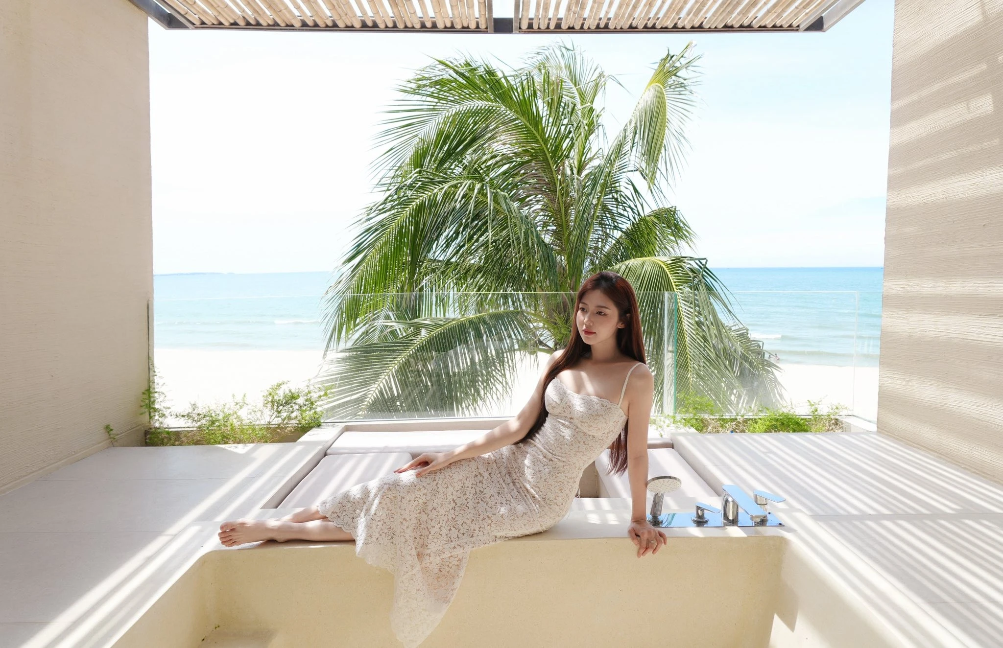 Liz Kim Cương "đốt mắt" fan với thân hình cực phẩm trong chuyến du lịch biển