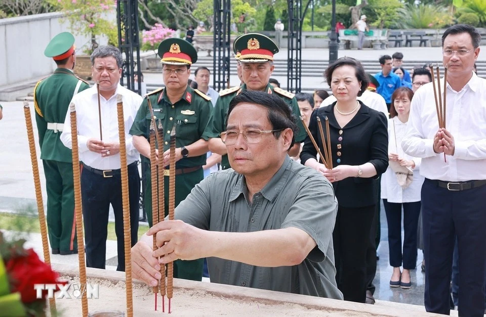 Thủ tướng dâng hương tưởng niệm các Anh hùng liệt sỹ tại Quảng Trị và Huế