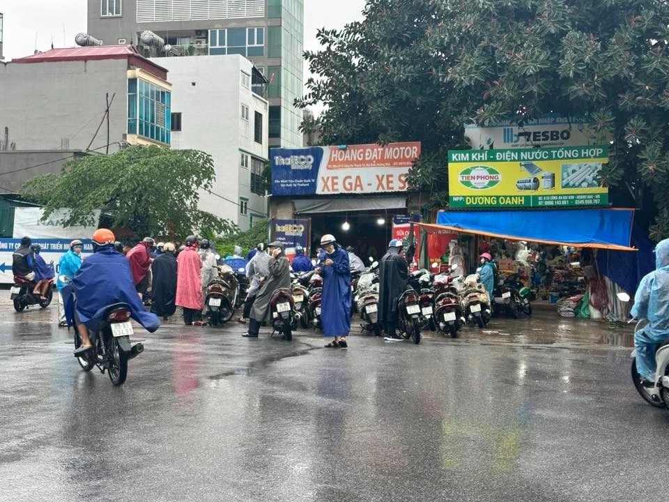 Ngập sau mưa, dịch vụ sửa xe máy ở Hà Nội "đắt hàng" 