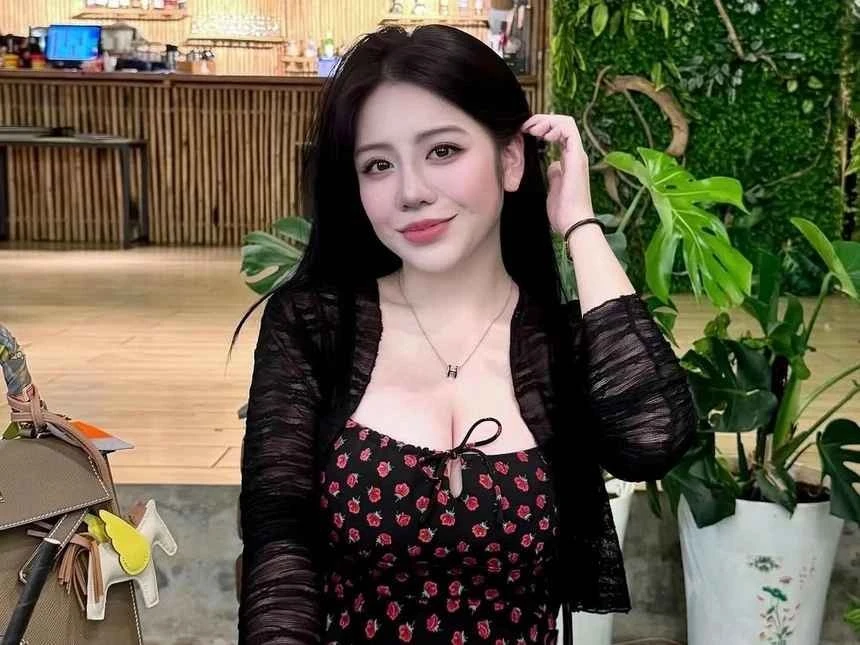 Nhan sắc ái nữ thứ 2 nhà đại gia Minh Nhựa