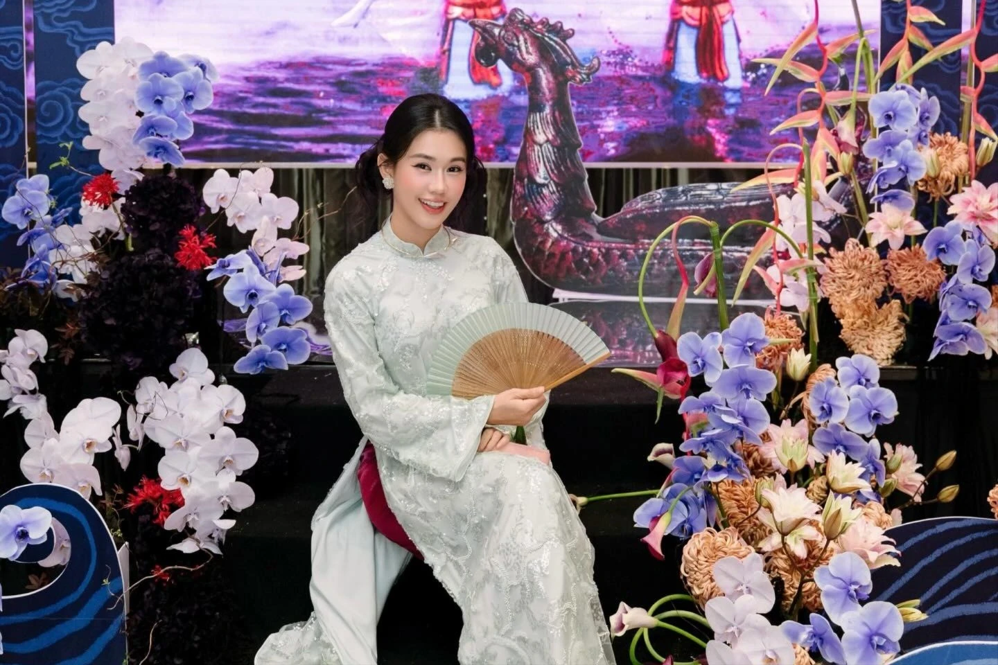 “Người đẹp tuổi Ngọ” Ngọc Thảo diện áo dài khoe vẻ đẹp thanh tao ở tuổi 35