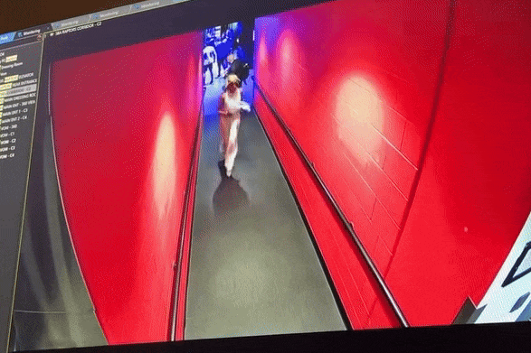 Anna Dua, nữ phóng viên thể thao của SportsNet (Canada), mới đây bất ngờ gây sốt khi clip ghi lại cú ngã trong hậu trường của cô được đồng nghiệp chia sẻ. Khoảnh khắc "tai nạn" của xảy ra trước trận khúc côn cầu giữa Blueshirts và Toronto Maple Leafs.